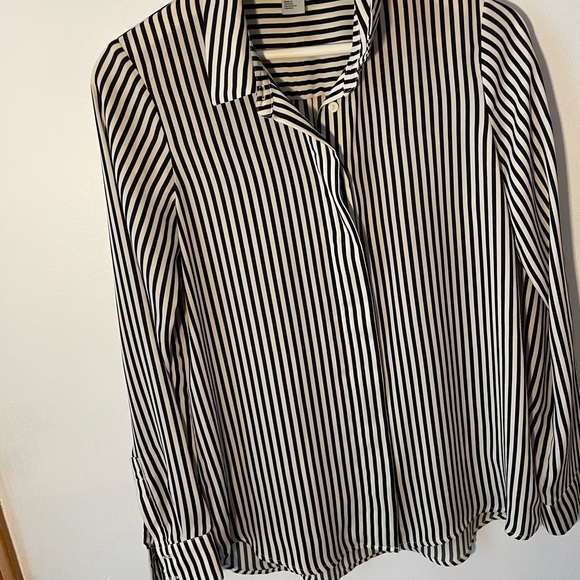 Deal ! Black and white striped top - Picture 14 of 14
